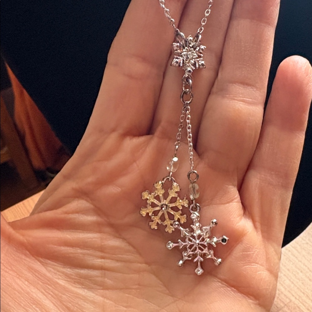 Vintage 2006 Two-tone Snowflake Rhinestone Charm Necklace NIB Gift Ready Avon